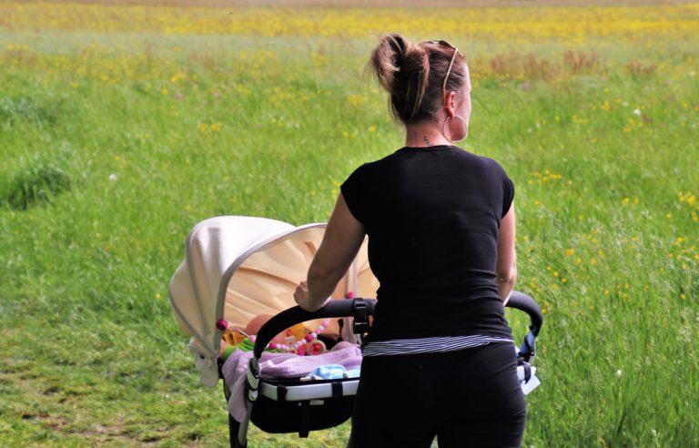 Comment choisir la poussette adaptée pour une promenade réussie avec bébé ?